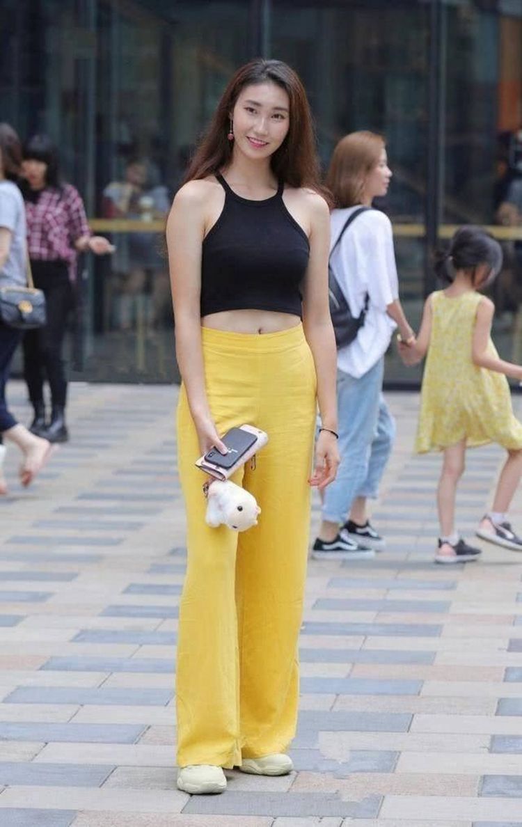 小蛮腰|街拍美女：牛仔热裤搭配短袖紧身衣，小姐姐尽显时尚靓丽气质