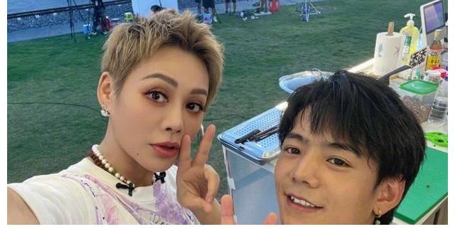 合影|《中餐厅》宁静丁真齐晒合影，换了造型师的丁真，果然气质也变了