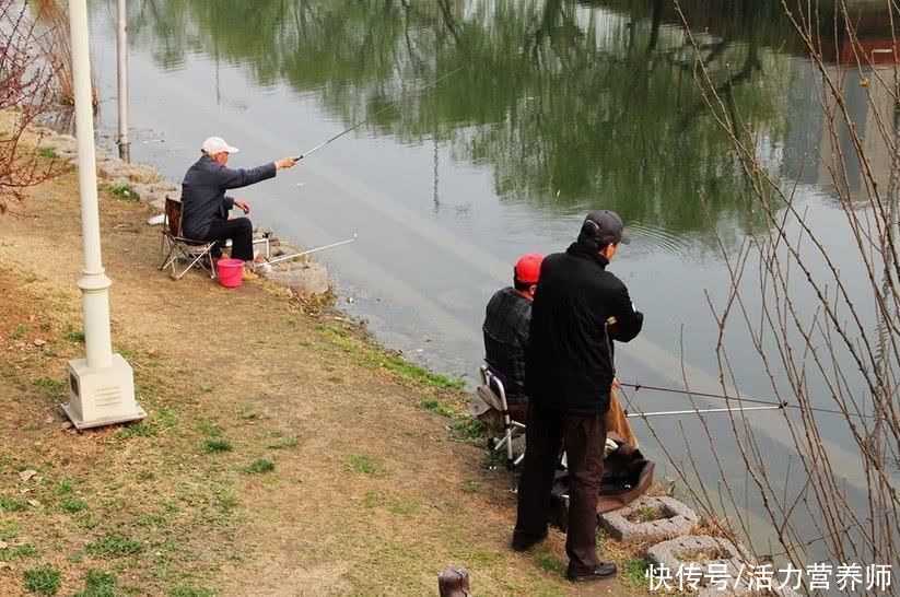 钓鱼|为什么越来越多的中老年人对钓鱼上瘾？为了吃鱼吗？原因有四