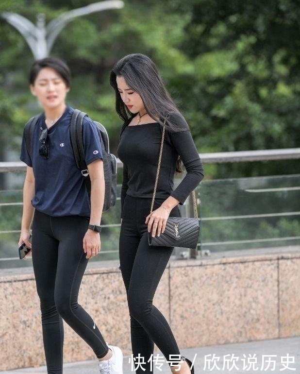 穿紧身牛仔裤有点微胖的长腿性感小姐姐，黑色紧身牛仔裤