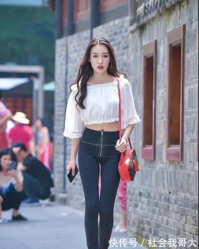 挂坠 搭配有非常多种多样,若是你喜欢搭配秋冬装,怎能少得了百褶裤呢!