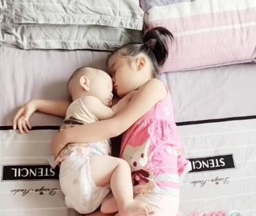 宝妈|以为姐姐和弟弟睡着了,妈妈掀开被子看到这画面,瞬间心都暖化了