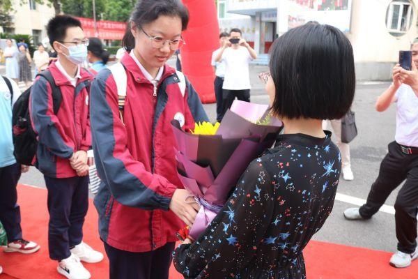 毕业班|加油少年！这所学校的老师化身“护考使者”