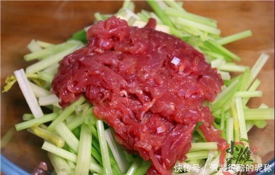 年夜饭分享:芹菜好吃有诀窍,招待客有面子,一次一大盘不够吃