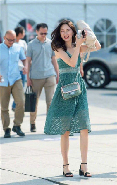 街拍：嫣然巧笑的美女，格子外衣搭配连衣裙，时尚又不美感
