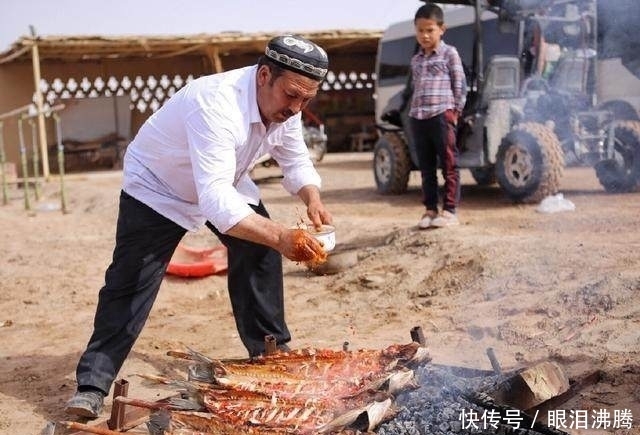 烤串|老板请吃烧烤20个人点4串被指太抠门!烤串端上桌后所有人傻眼!