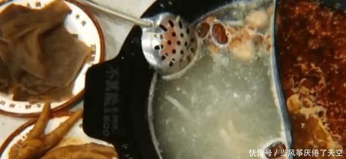 情侣高兴吃火锅,虾滑里吃出带血创可贴,老板做法真带劲!