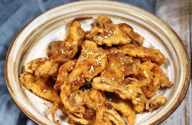 炸平菇，有人焯水有人直接下锅炸，都不对，如此做才正确，太香了