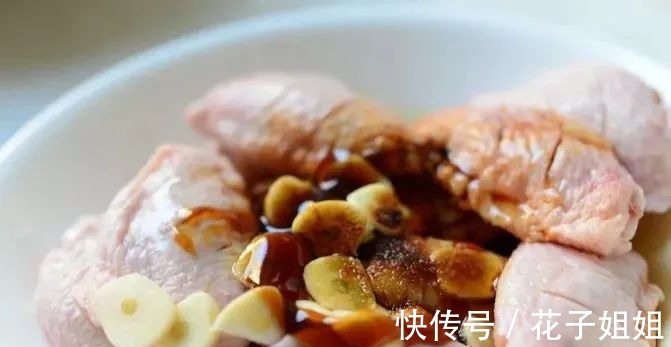 鸡翅|柠檬黑椒烤鸡翅,肉嫩多汁!好吃到停不下来!