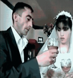 |搞笑GIF趣图：撞衫不可怕，一定要淡定，妹子稳住