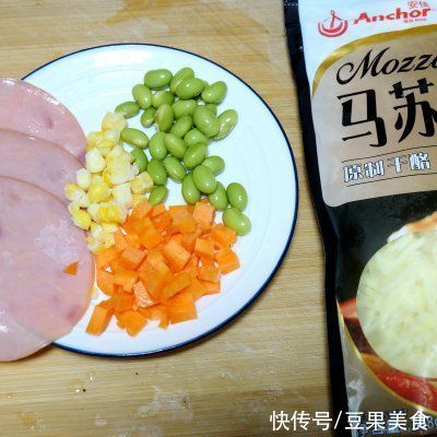披萨饼|#安佳马苏里拉芝士挑战赛#好吃的火腿毛豆披萨