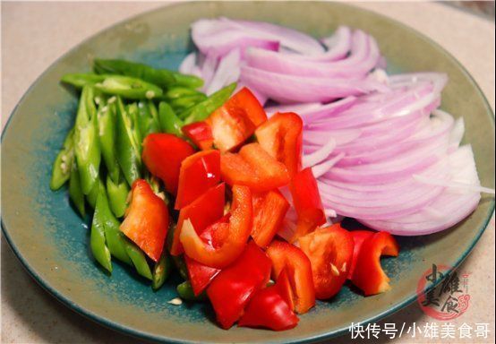 炒牛肉有人放淀粉，有人放蛋清，都错了，大厨教你一招，嫩滑不柴