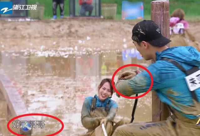 張嘉倪泥潭中摔倒，下意識對朱亞文喊出2字，難怪買超是亞洲醋王