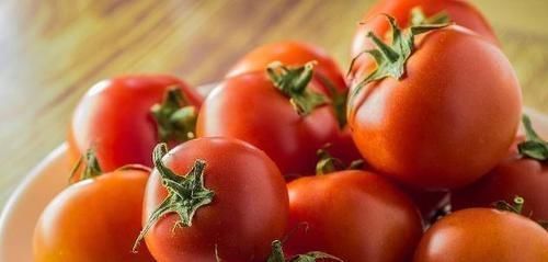 西红柿|女性不想长皱纹,以下食物要多吃,保护卵巢,促进新陈代谢