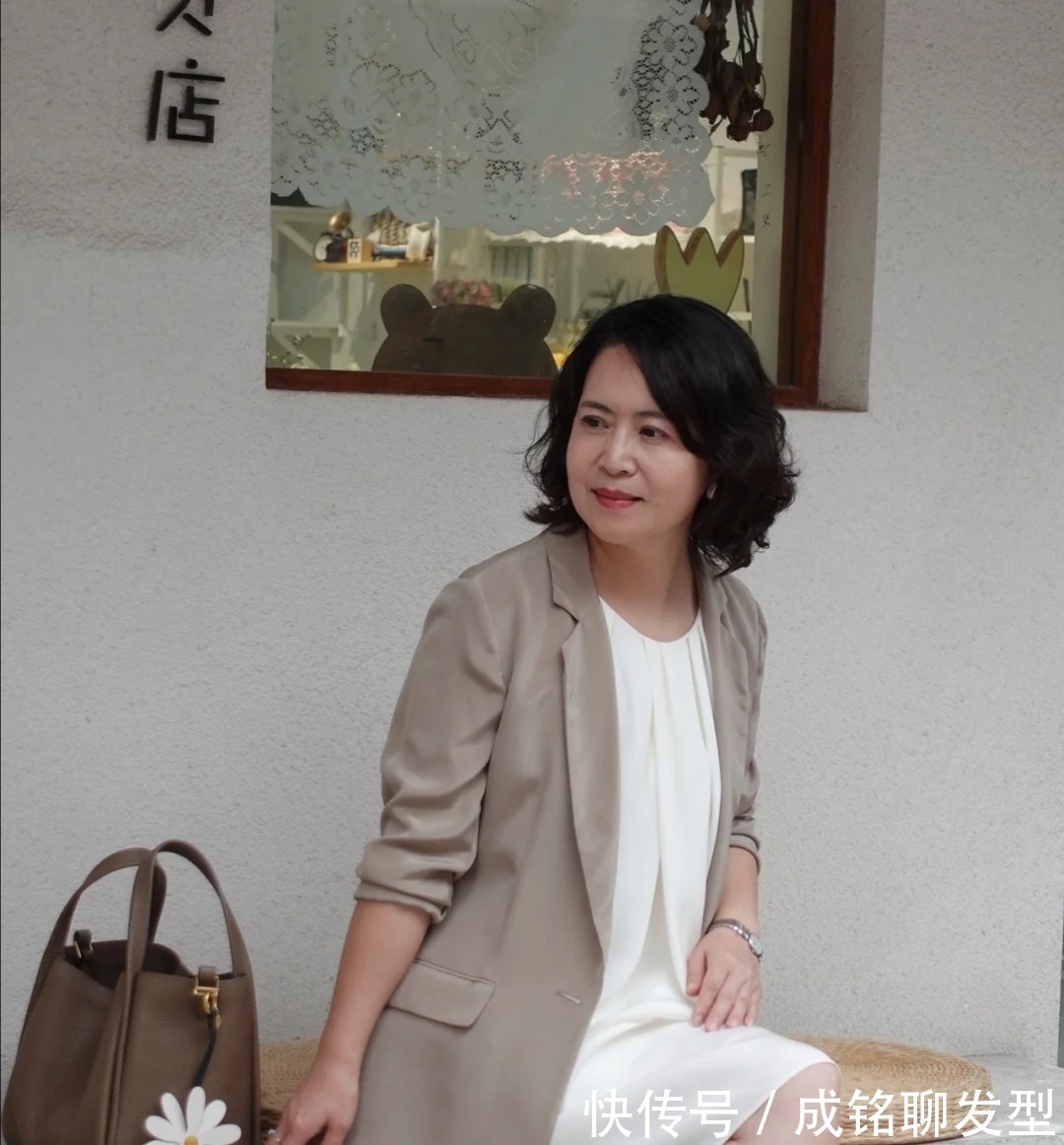 穿搭|50岁女人怎么穿搭才不显老?学学这位博主的搭配,优雅大气显年轻