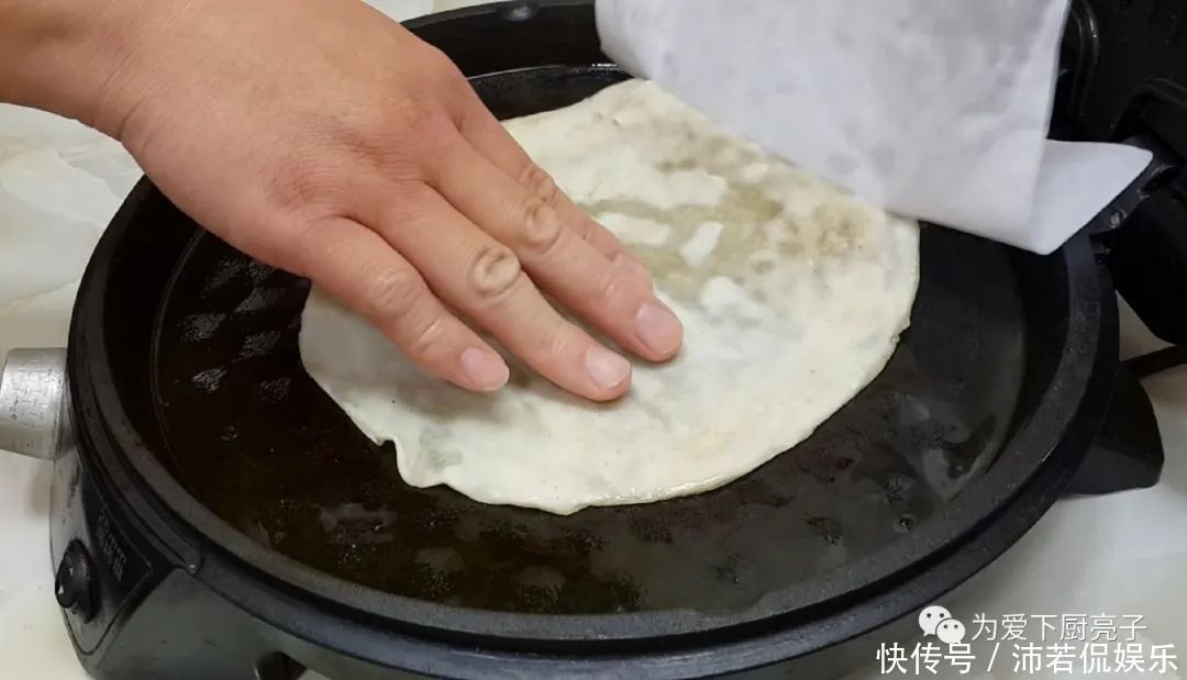  鸡蛋|烙饼这么做太香了，加3个鸡蛋，比手抓饼还香，做一次三天不起早