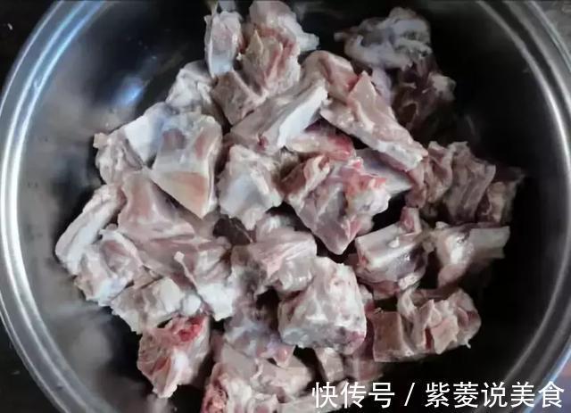 排骨不要用热水焯了，教你一招，血水自动跑出来，家家户户用得到