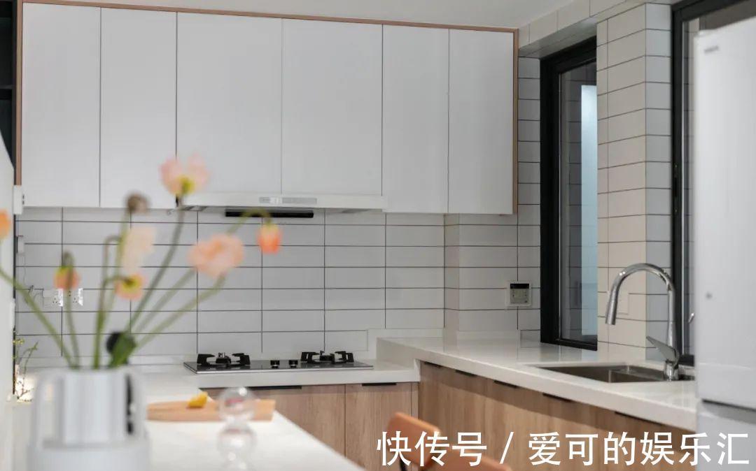 简约风|125平原木简约风，地台式客厅沙发舒适大气，L型玄关柜效果满分！
