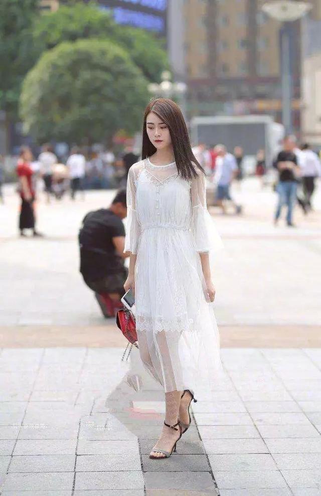 马尾 扎着气质马尾的小姐姐,身穿格纹吊带连衣裙,展现出一种经典的时尚感