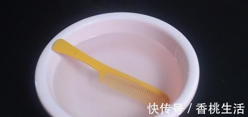 在梳子上涂抹牙膏，作用真厉害，我也是刚知道，快回家试一试
