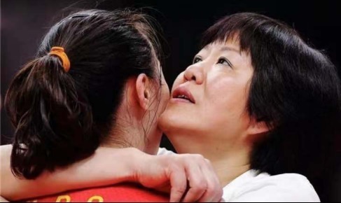 王怡|中国女排叛徒,赛前偷跑去美国被国家队开除,如今下场大快人心!