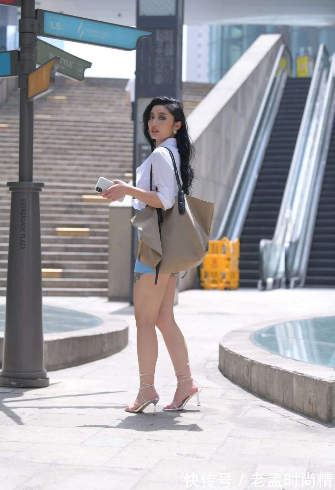 干练|白色衬衫配蓝色包臀裙,清新的搭配穿出了简约与干练,美丽又婀娜