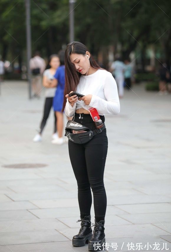 优雅|黑色的服饰带来了简约优雅的美,看似简单的款式,简单的搭配