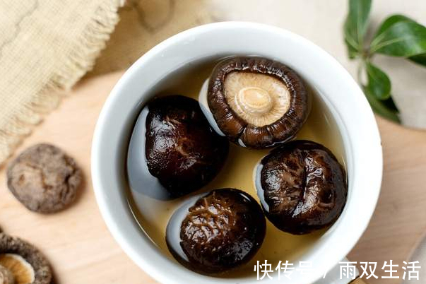爽脆|天热多吃蔬菜,炒青菜时,不要直接下锅,学会2招,爽脆不发黑