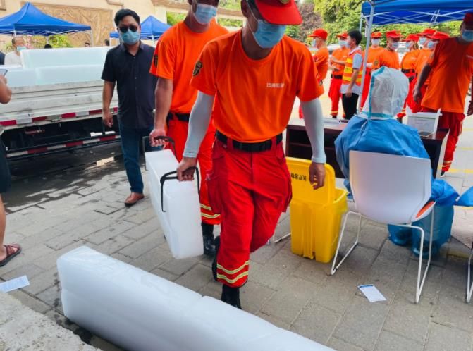 爱心|这个爱心够霸气！漯河市民抢购6000斤冰块为核酸检测点医护人员降温