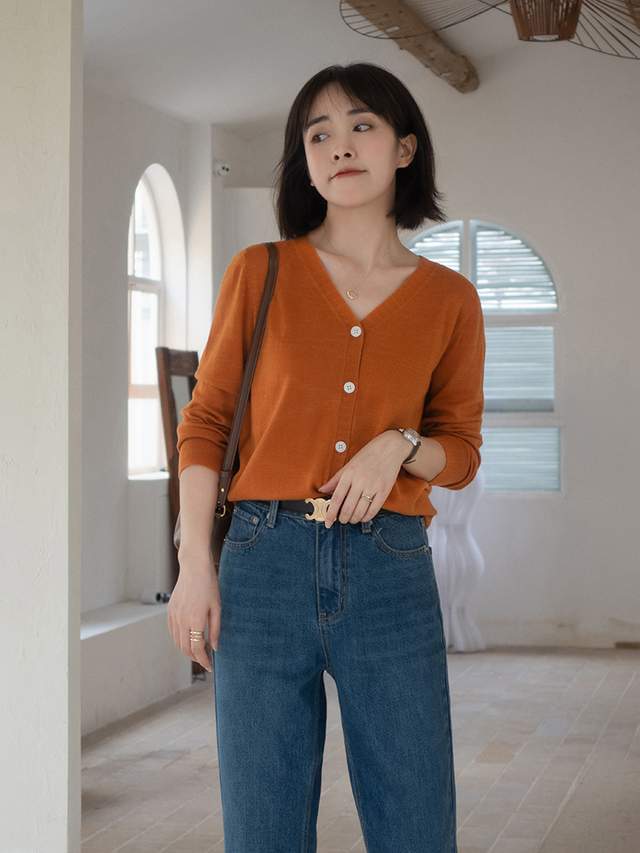 半身裙|今年秋天这种穿搭火了,叫“针织开衫搭配直筒A字裙”,高级减龄