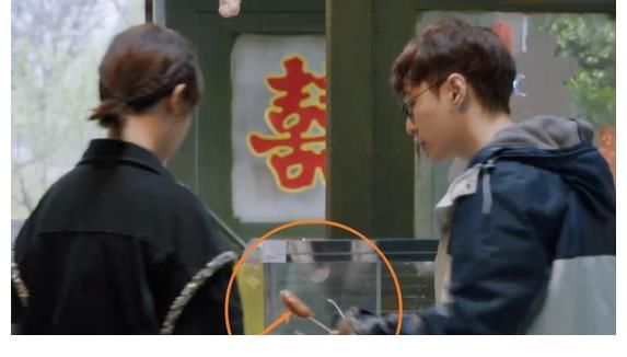 蘑菇屋|蘑菇屋里楊紫最愛的烤腸，本以為她只帶走一根，結果讓觀眾看傻眼