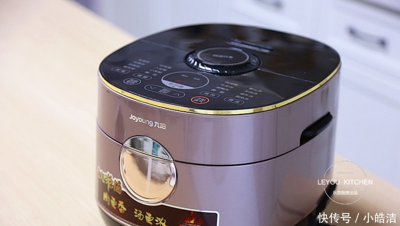  夏天的懒人焖饭，饭菜一锅出，平时一碗的饭量，现在能吃两碗