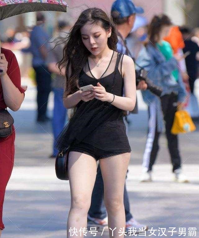 美女 丰腴有“肉”的打底裤美女,造型个性又有时尚感,衬托气质!