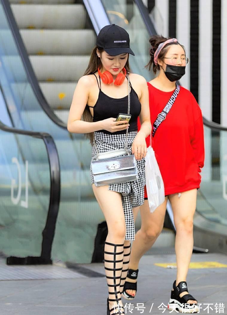 花边|米白色短款花边针织衫，搭配黑色高腰直筒裤，洋气减龄显高又显瘦