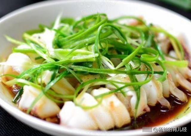 鱿鱼的美味新吃法，鲜嫩脆爽又营养，适合孩子的解馋美食