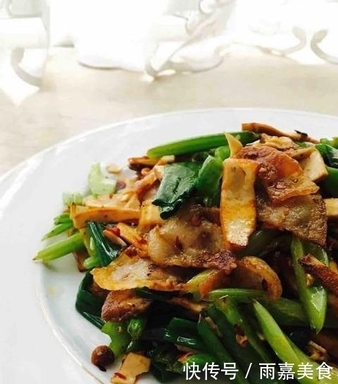 芹菜|豆干不直接炒着吃,加一把芹菜,比吃肉还香,上桌后汤汁都不剩