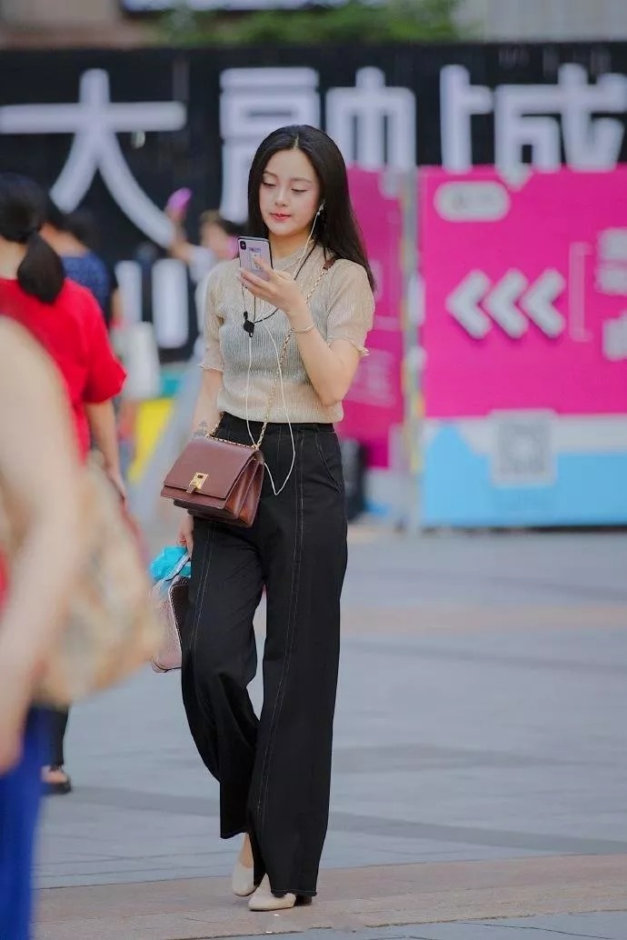 一双高跟鞋，简约的穿搭美得让人心动