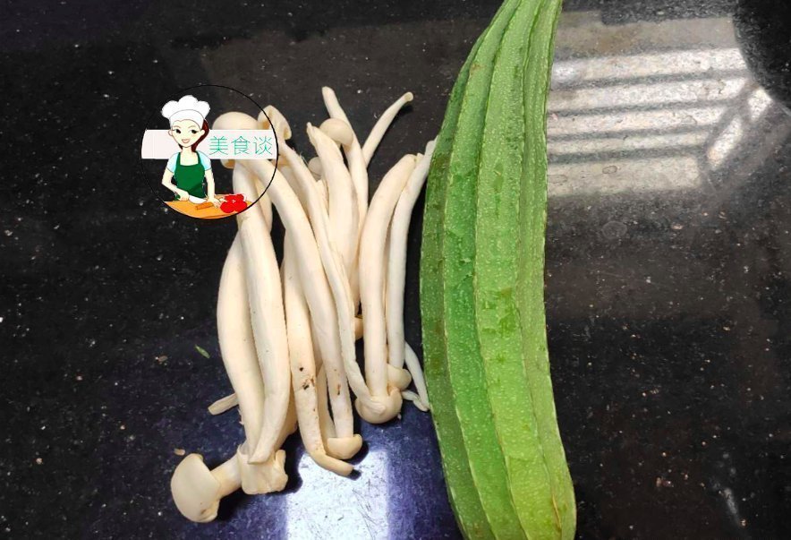 入秋后,这两样素菜一起炒,不放肉也很鲜甜,营养实惠,儿子爱吃