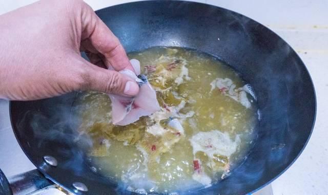 做酸菜鱼时，有人用淀粉，有人用蛋液大厨教你正确做法，太香了