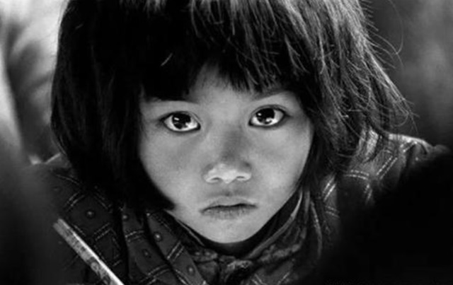 劝学@当年那位“大眼睛女孩”,因一张照片改写人生命运,如今怎么样了