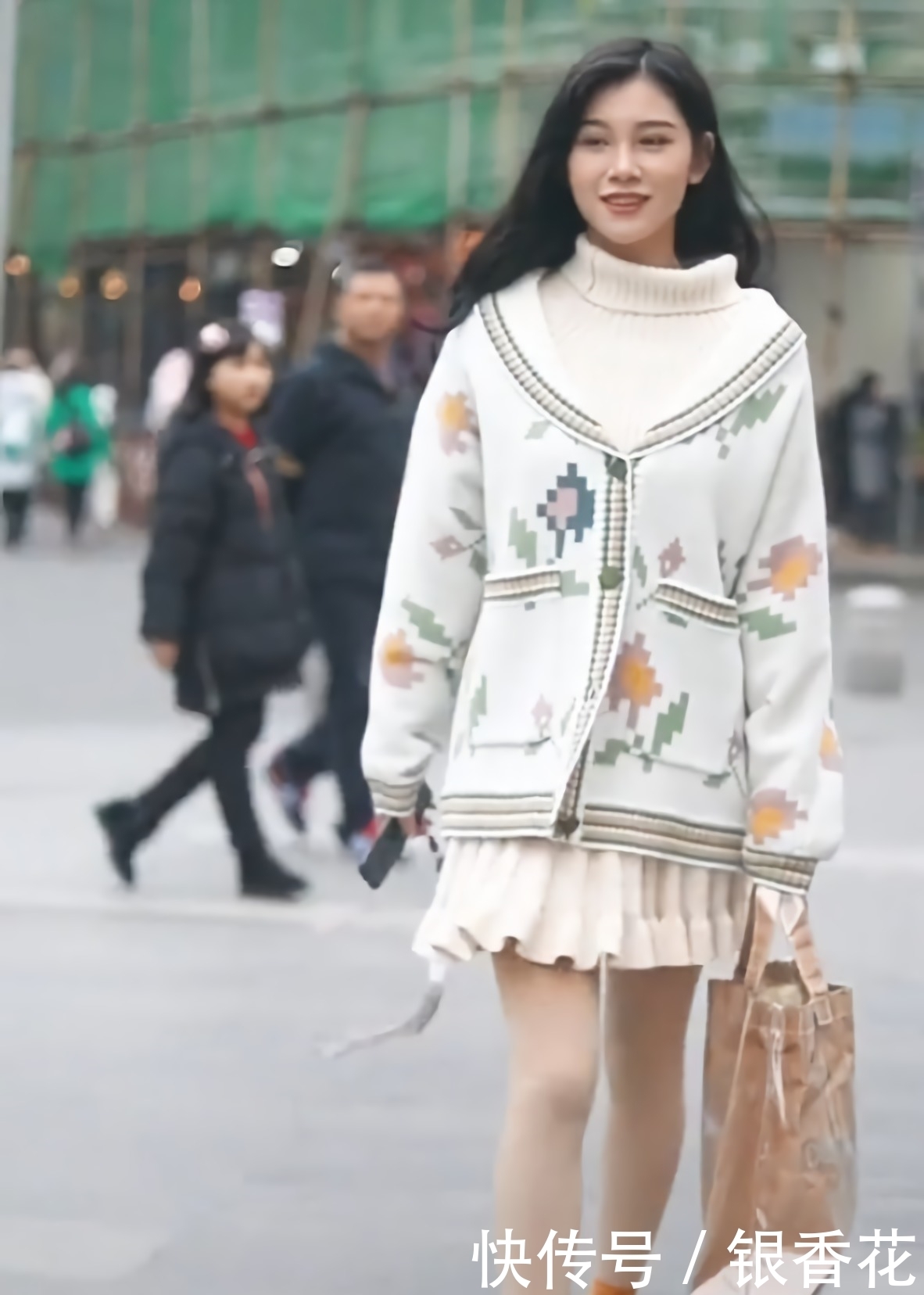 穿搭|还在嫌弃小白鞋烂大街,小姐姐搭配“果汁袜”,穿出初恋的感觉!