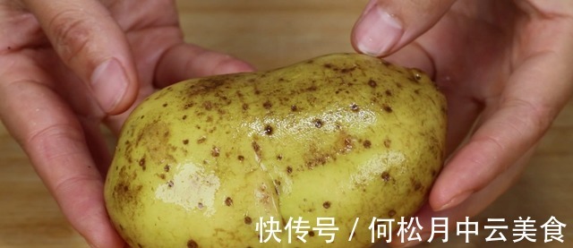 今天才知道，原来土豆去皮这么简单，只用一张纸，快速干净不浪费！