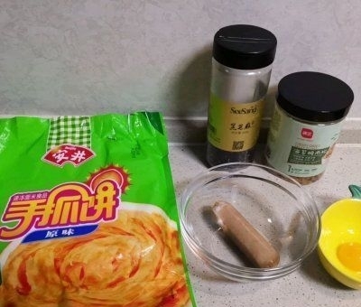 这手抓饼做「烤肠毛毛虫」连吃3天了！明天还想吃