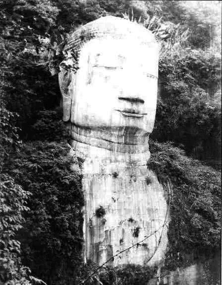 老年|乐山大佛颜值进化之路：摘掉美瞳和假发，从流浪汉变白净佛祖