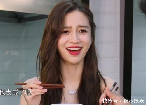 b跑男吃面条,镜头对baby一晃而过,被网友截到,真吃假吃一目了然