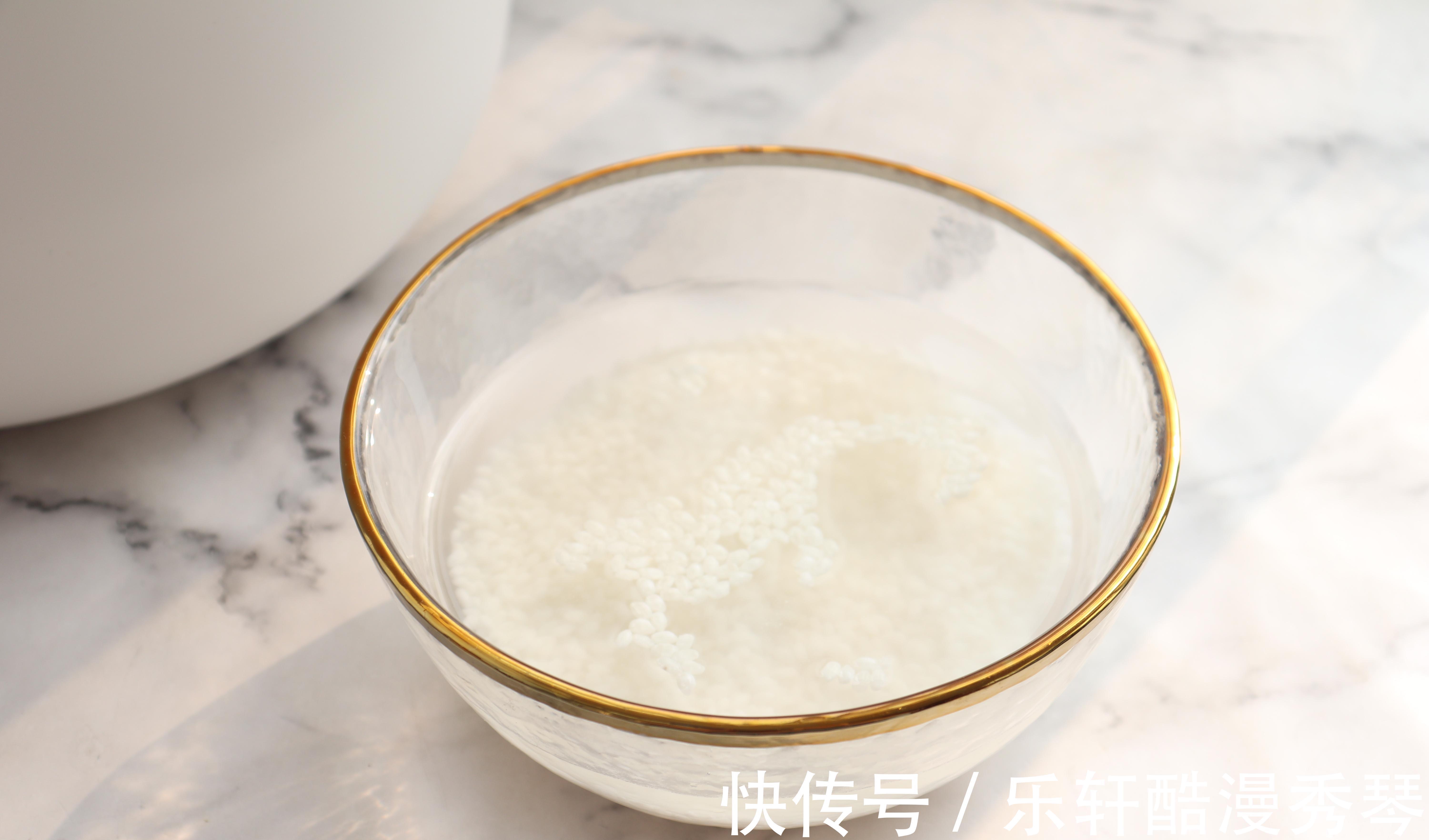 将皮蛋和鱼肉一起熬粥,营养鲜美,好消化好吸收,肠胃无负担