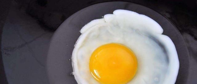 水煮荷包蛋时,水开下锅大错特错,多做这几步,鸡蛋圆整鲜嫩可口