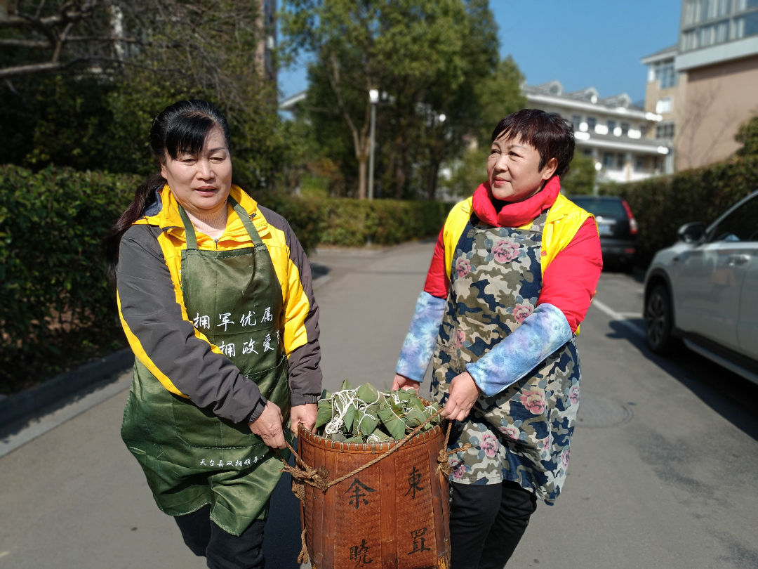 志愿者|“粽”享邻里风丨天台7000只粽子送居民 旅游志愿者来帮忙