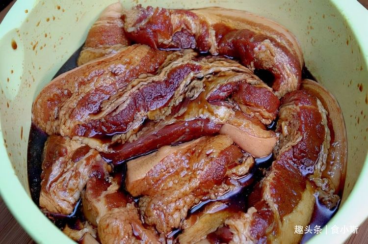 腌腊肉时,10斤猪肉放多少盐?记住5大技巧,口感鲜香,不霉不坏