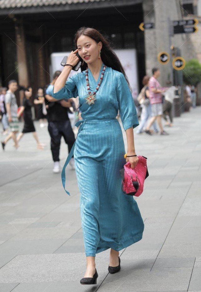 古风|蓝色裹身裙看着像袈裟,材质的选择更是古风,装饰高跟鞋都很复古